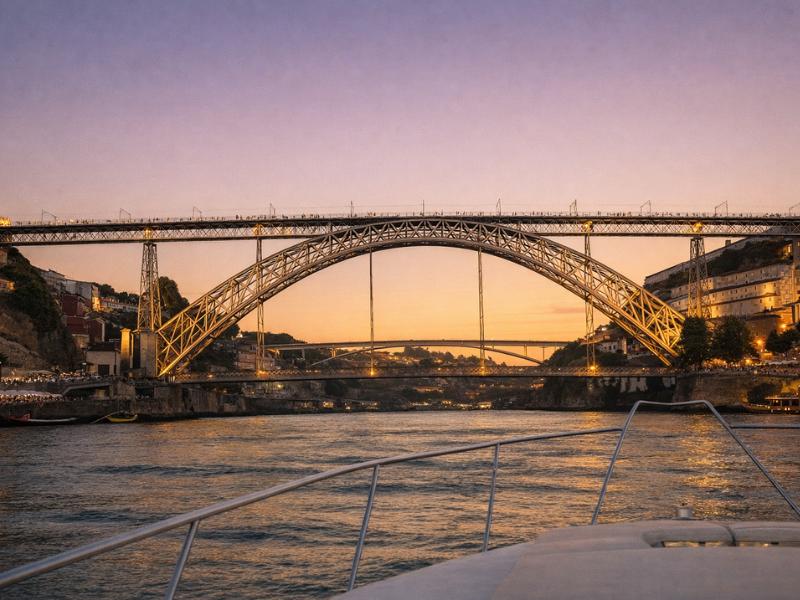 Private Yacht Cruise in Porto: 6 Bridges, Local Wine & Snacks